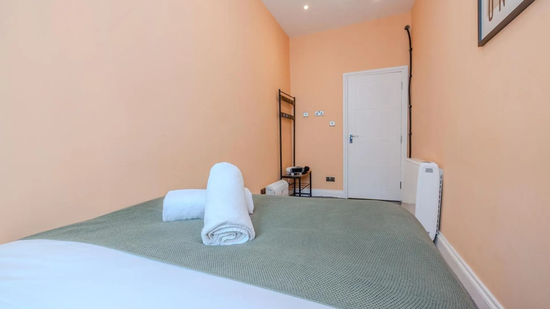 Modern 2 Bed Flat In Vibrant Kemptown Brighton Apartment