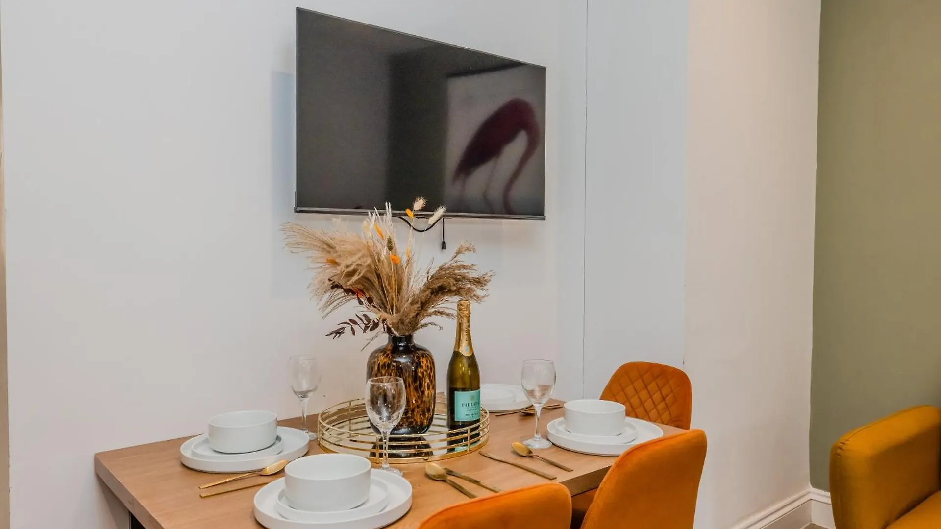 Modern 2 Bed Flat In Vibrant Kemptown Brighton Apartment