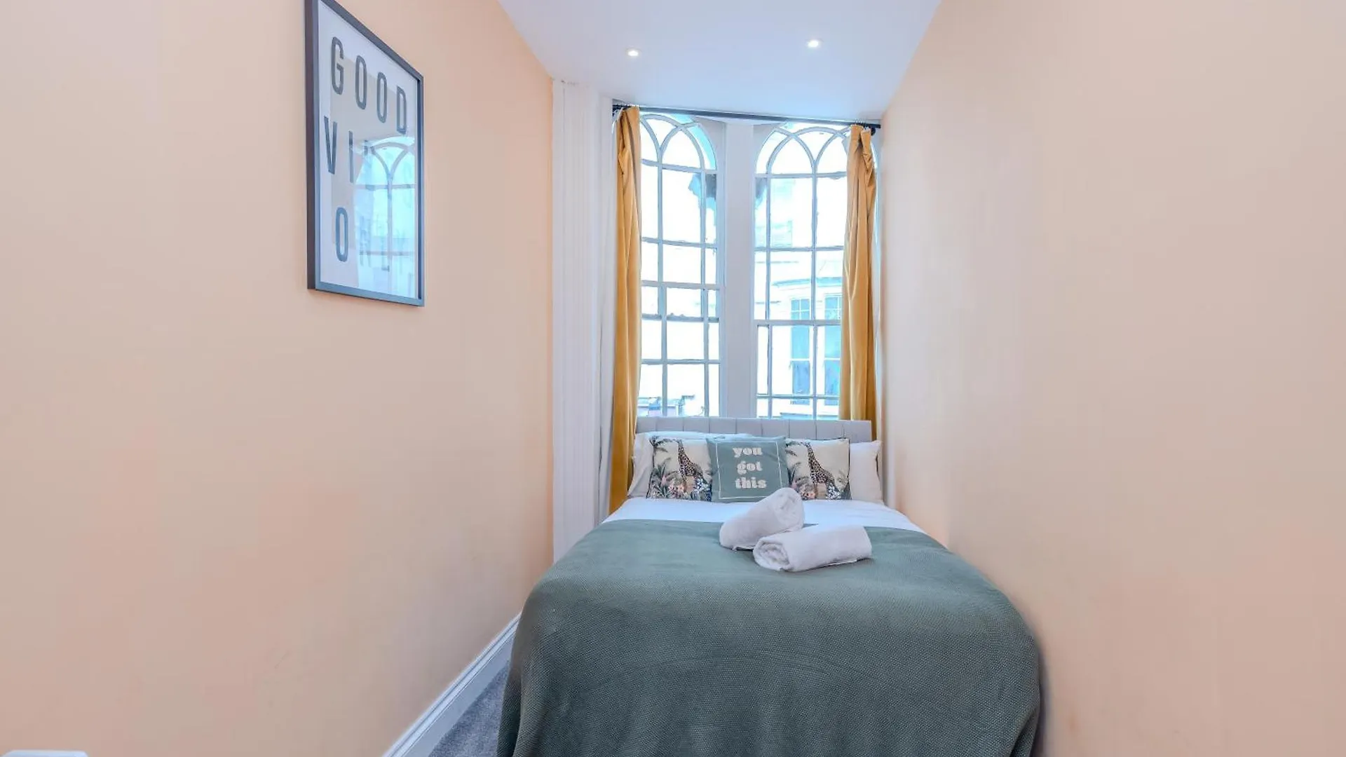 Modern 2 Bed Flat In Vibrant Kemptown Brighton Apartment